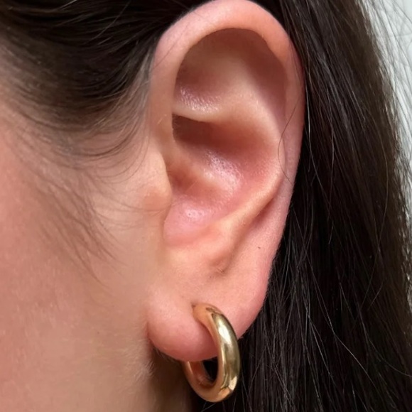 Gold hoop - Picture 2 of 5